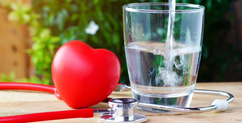 Czy picie wody może pomóc obniżyć ciśnienie krwi